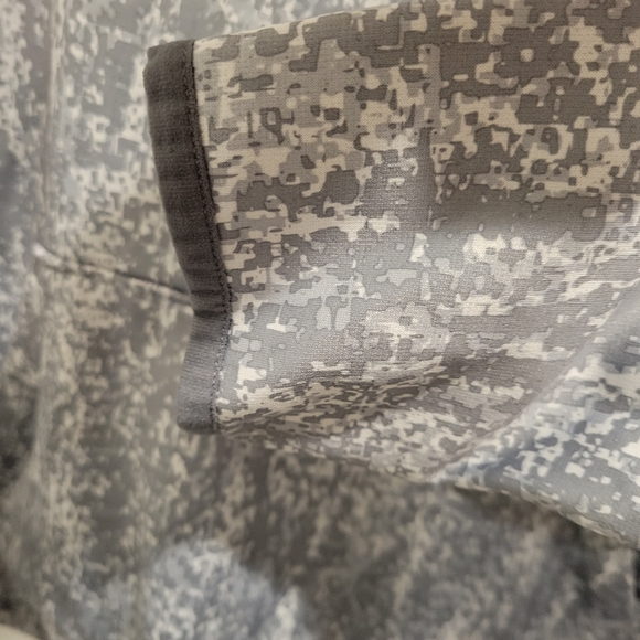 Youth XL Under Armour hooded sweatshirt - Picture 4 of 7